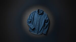 Blå denimskjorta mot mörk bakgrund, exempel på en textil profilprodukt
