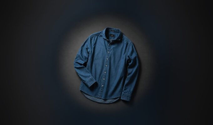 Blå denimskjorta mot mörk bakgrund, exempel på en textil profilprodukt